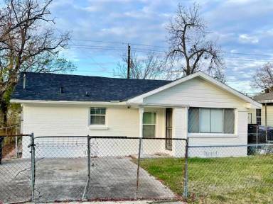 Main picture of 7949 Blue St