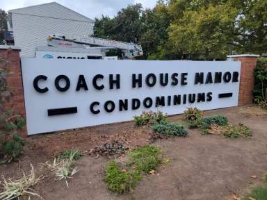 Main picture of 5695 Coach Dr E