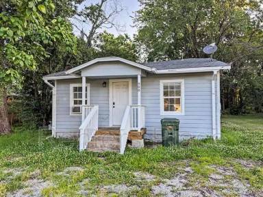 Main picture of 908 W 6th St