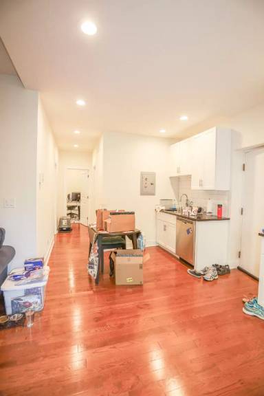 Main picture of 652 W Roscoe St