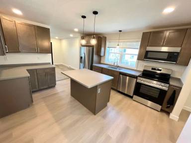 Main picture of 909 W 2nd St