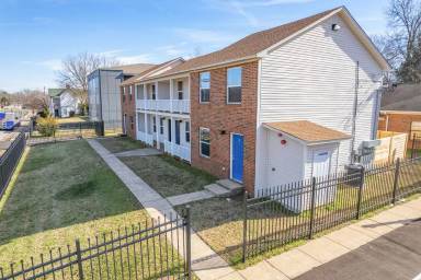 Main picture of 604 E College St
