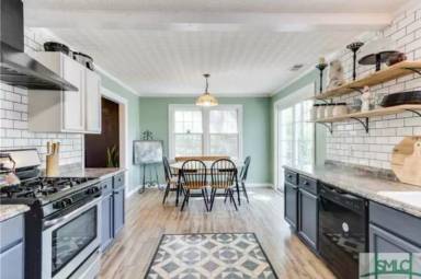 Main picture of 206 E 5th St
