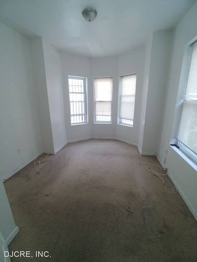 Main picture of 2057 W Oxford St