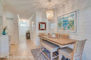 Main picture of 16 W Shady Oaks Ln