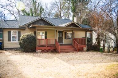 Main picture of 2755 Memorial Dr SE