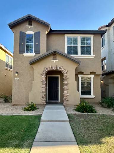 Main picture of 158 W Laurel Ct