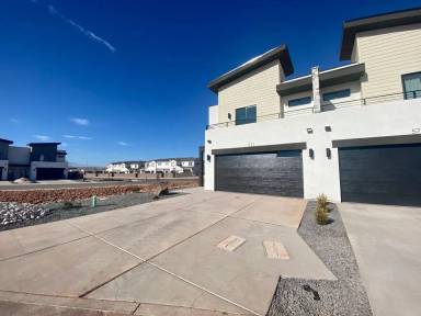 Main picture of 571 E Eureka Aly