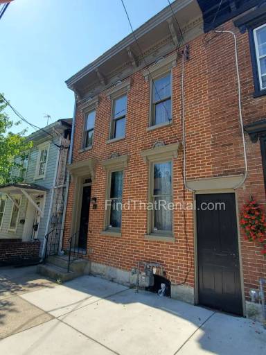Main picture of 166 E Pomfret St