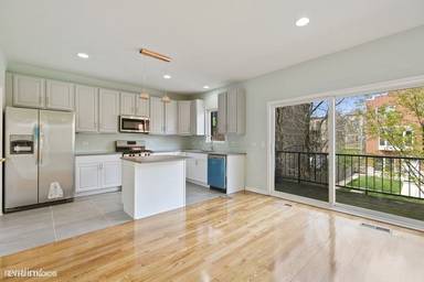 Main picture of 710 E 51st St