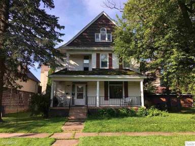Main picture of 2412 E 4th St