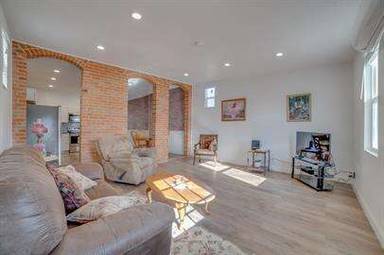 Main picture of 124 E Main St