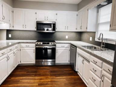 Main picture of 2833 S Claremont Ave