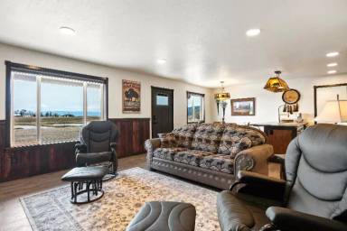 Main picture of 327 Commerce Way