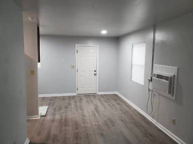 Main picture of 2152 Veterans Dr