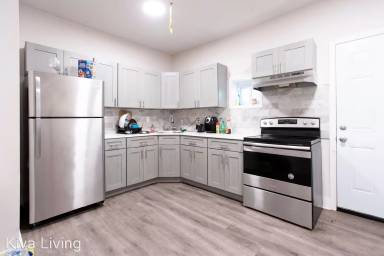 Main picture of 2429 W Oakdale St