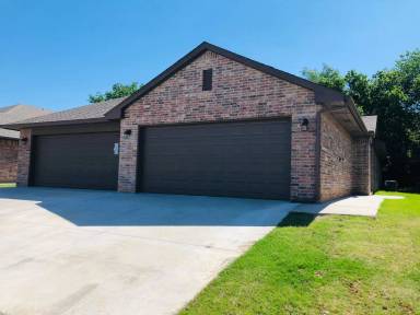 Main picture of 300 Chalk Hill Ct