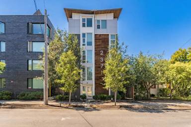 Main picture of 2371 Franklin Ave E