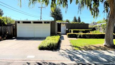 Main picture of 910 Elsinore Dr