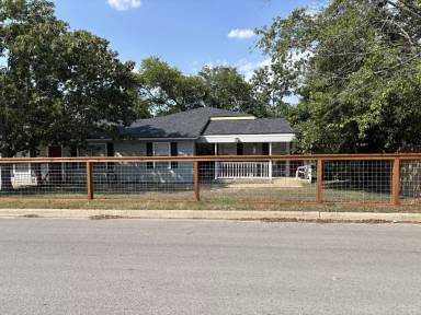 Main picture of 409 W Avenue H