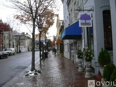 Main picture of 102 S Henry St