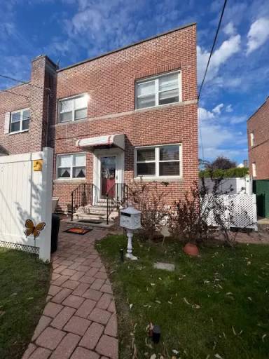 Main picture of 31 Dongan Ave