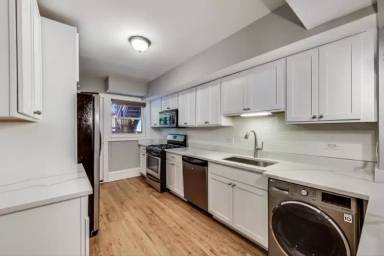 Main picture of 4022 N Clarendon Ave