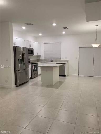 Main picture of 1811 SE 27th Ter
