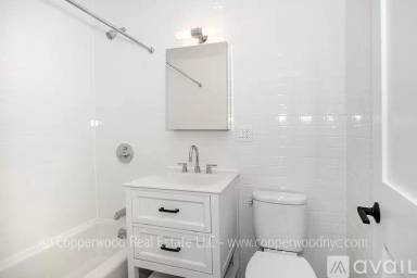 Main picture of 121 East 82nd St