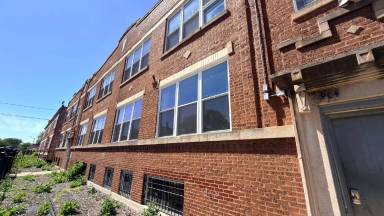 Main picture of 904 W 68th St