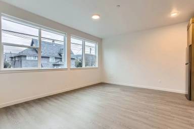 Main picture of 11 NE 55th Ave