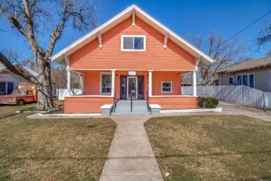 Main picture of 1111 E Houston St
