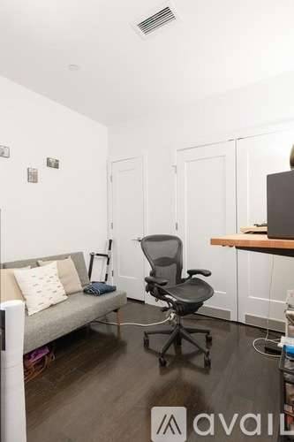 Main picture of 2 W 6th St