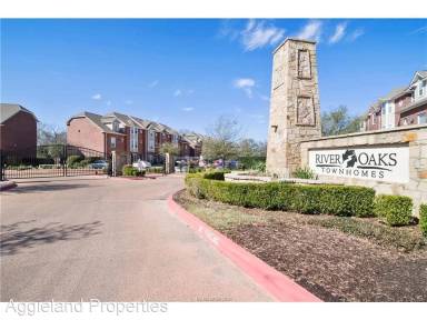 Main picture of River Oaks Townhomes