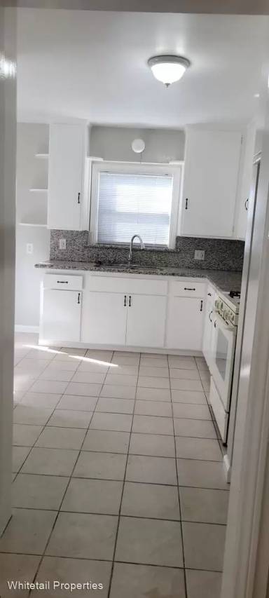 Main picture of 832 W 109th Pl