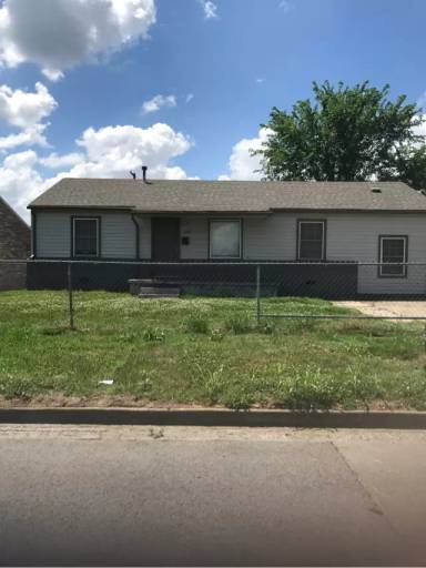 Main picture of 214 E 44th St N