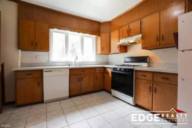 Main picture of 288 Foster St