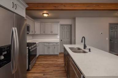 Main picture of 530 S Lake St