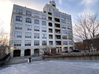 Main picture of 5850 Centre Ave