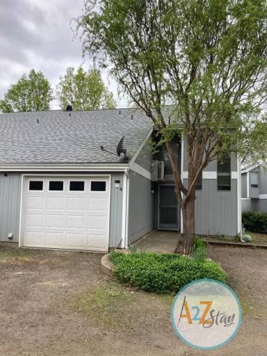 Main picture of 835 Oak St