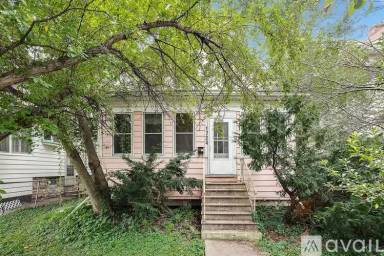 Main picture of 1724 Como Ave SE