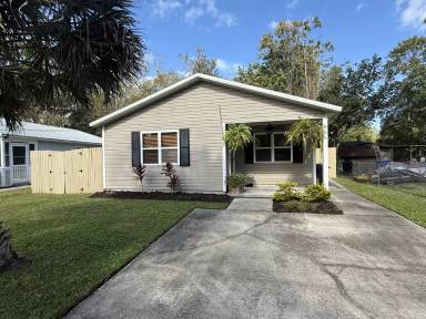 Main picture of 856 W 6th St