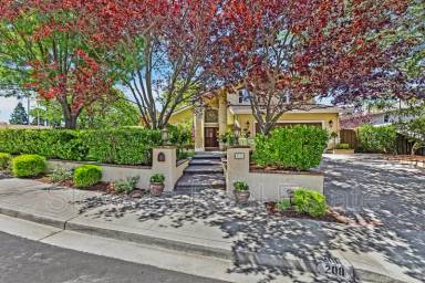 Main picture of 208 Lowell Ct