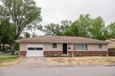 Main picture of 130 Woodlawn Dr