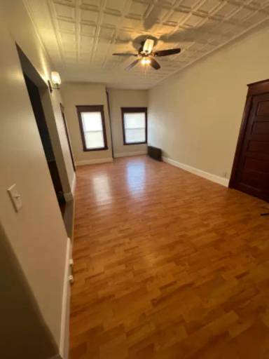 Main picture of 566 Bay St