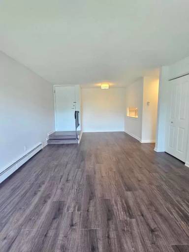Main picture of 1049 S Main St