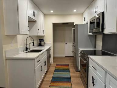 Main picture of 3825 Centre St