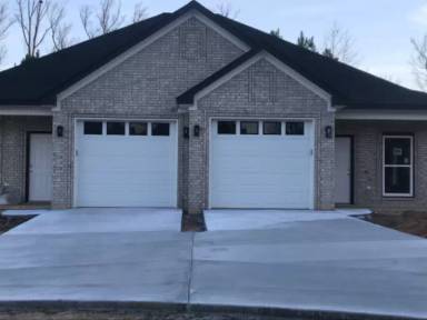 Main picture of 10 Henry Ln