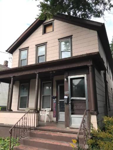 Main picture of 906 W 5th St