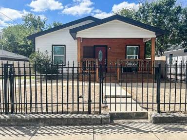 Main picture of 2312 E Houston St